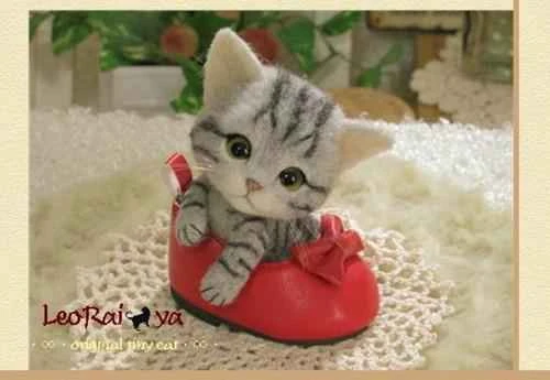 What are the reactions of a kitten when it is frightened?