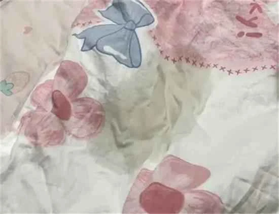 How to clean a blanket that has been urinated on by a cat 被子被猫尿了怎么清洗